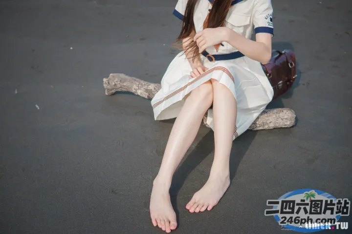 There is a woman sitting on beach with a book （坐着一个女人拿着一本书）