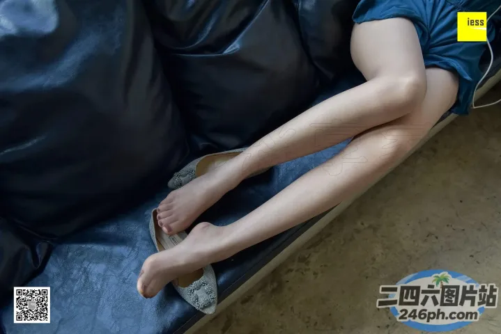 有个女人躺在沙发上，双脚放在枕头上