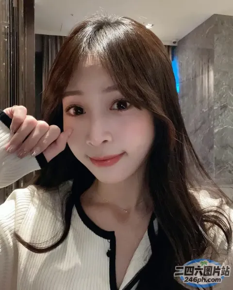 长发白衬衫的 araffe 女人摆姿势拍照