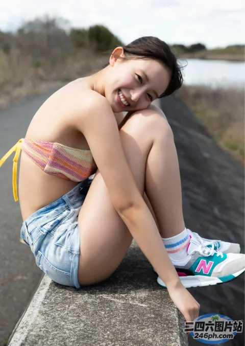 阿拉夫德女人坐在混凝土壁架上，双脚踩在滑板上