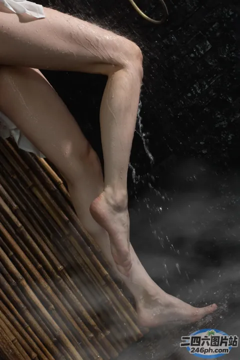 水中有个男人坐在竹凳上