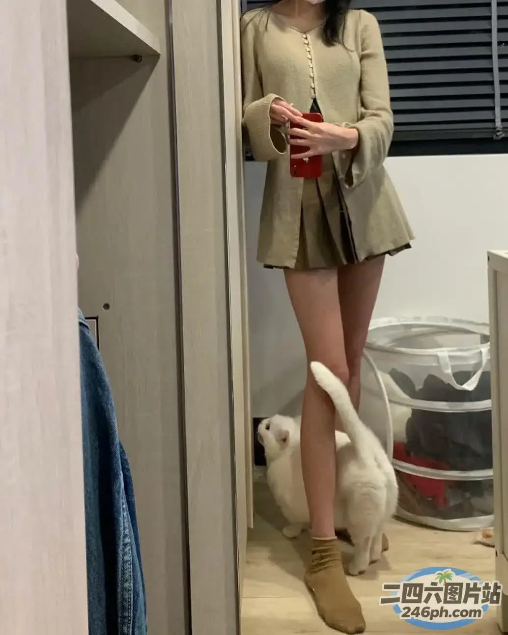 有个女人和一只猫站在壁橱里