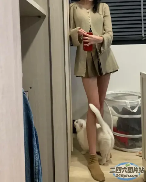有个女人和一只猫站在壁橱里