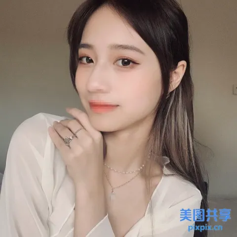 有一位手指上戴着戒指的女人摆姿势拍照