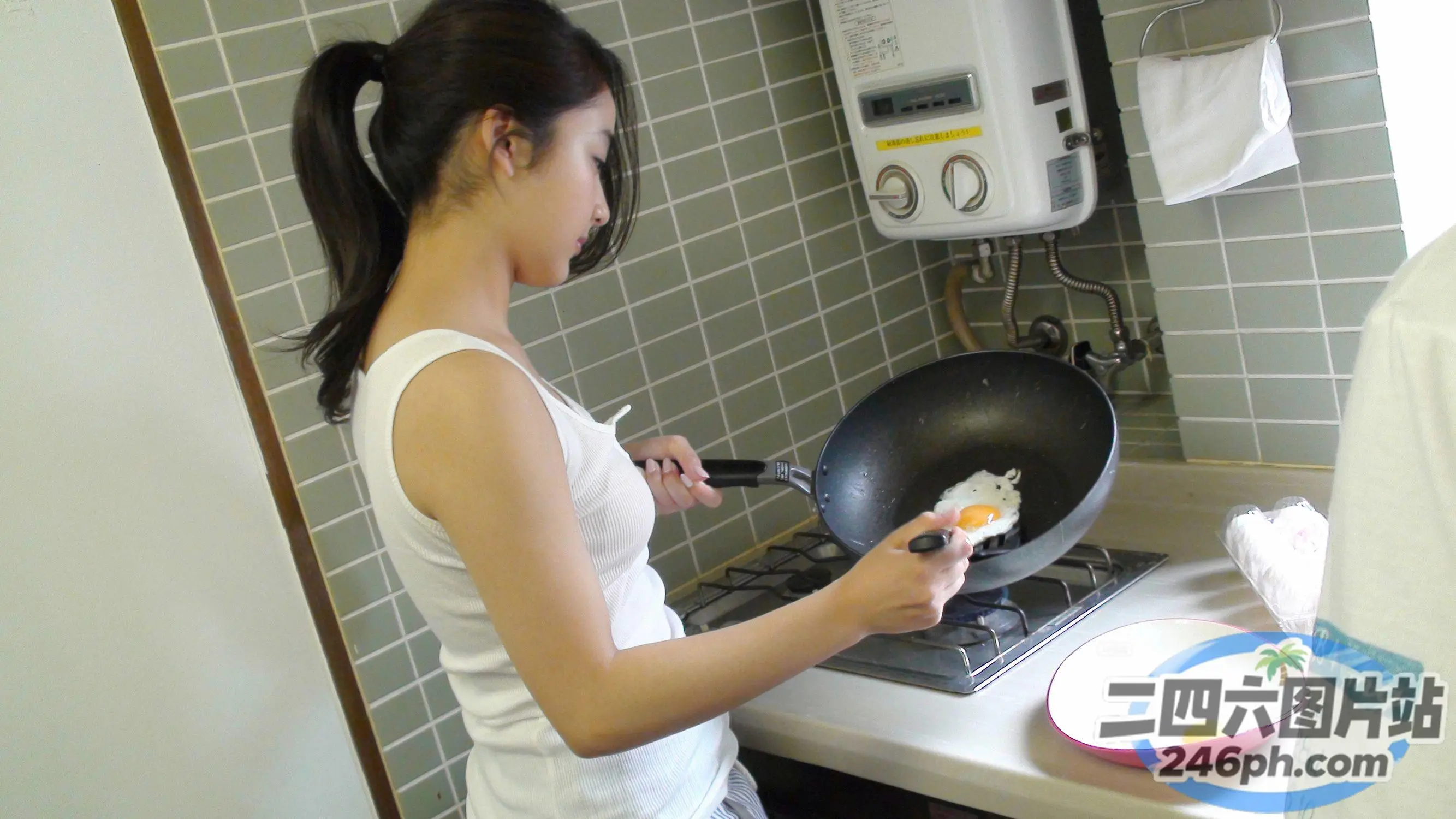 女人在带炉子的厨房里用平底锅做饭