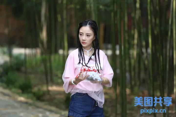 竹林中间站着一个女人