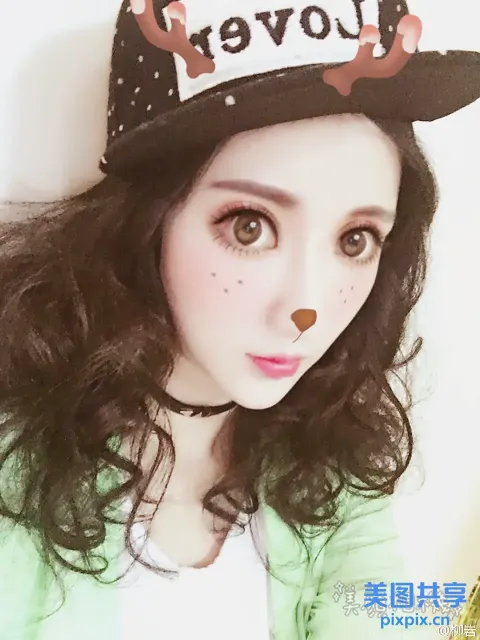 有一个女人，戴着一顶帽子，帽子上有一只鹿
