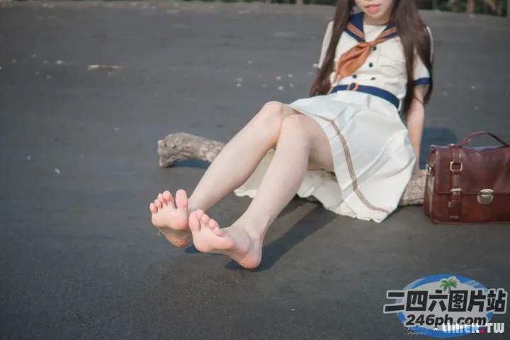 有一个女人坐在地上，双脚抬起