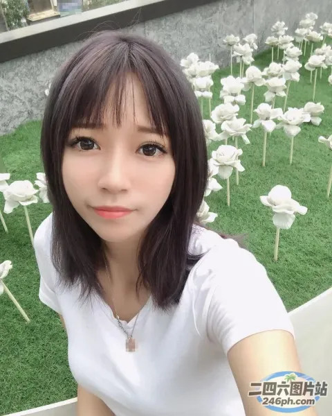 阿拉夫德女子在一片白花田前自拍