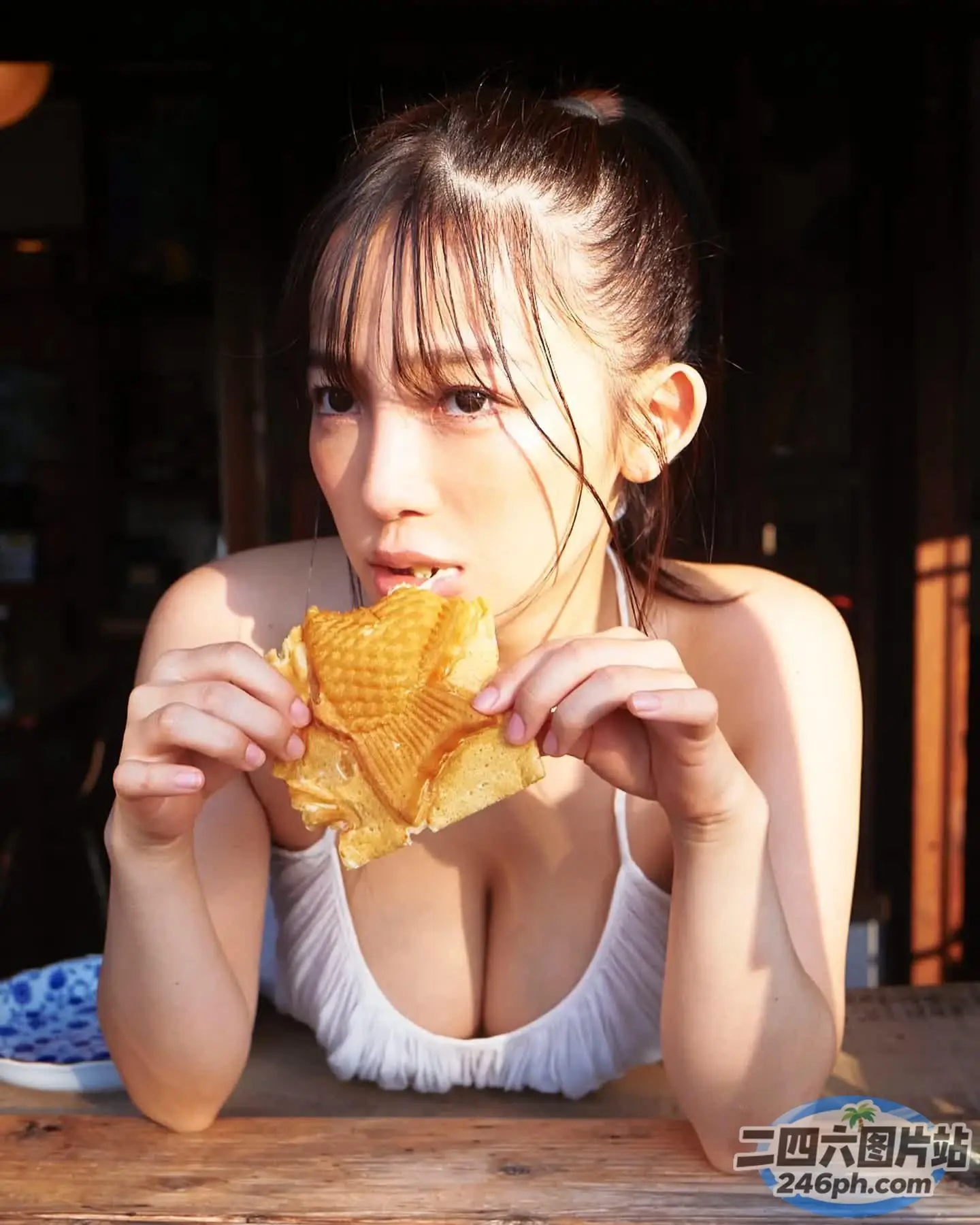 桌上有个女人在吃华夫饼