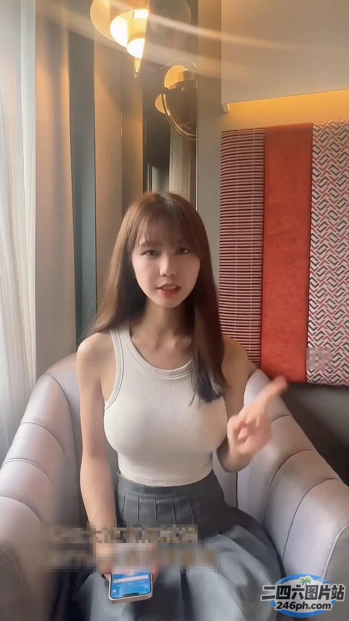 一个女人坐在沙发上拿着遥控器的特写