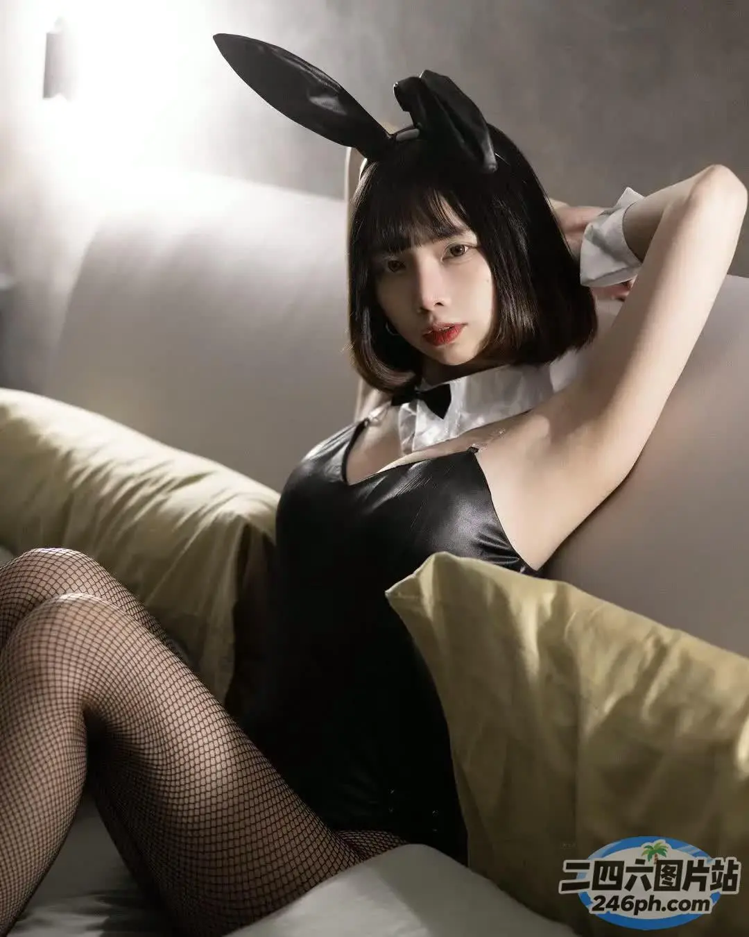 有一个穿着兔子装的女人躺在沙发上