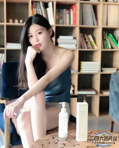 阿拉夫德女人坐在一个有书架的房间里的椅子上