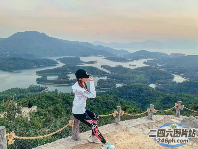 有个女人拿着滑板站在岩石上