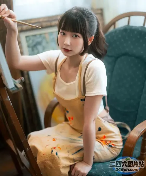 一个女人拿着刷子坐在椅子上的特写
