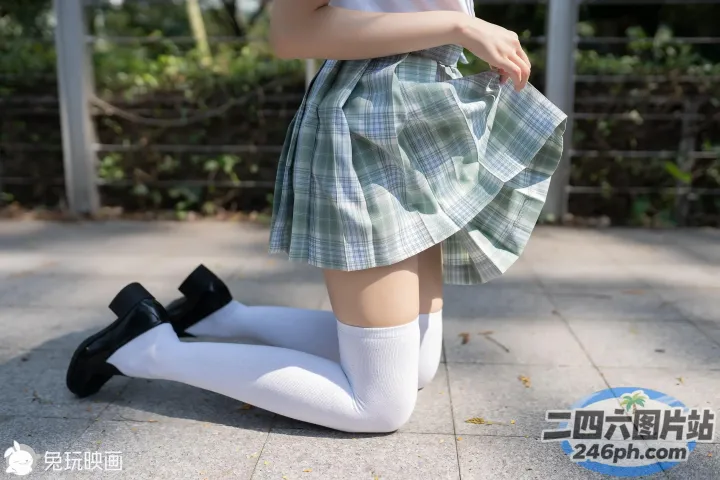 有个身穿裙子、身穿白衬衫的女子摆姿势