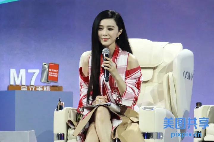坐在椅子上的女人拿着麦克风和麦克风