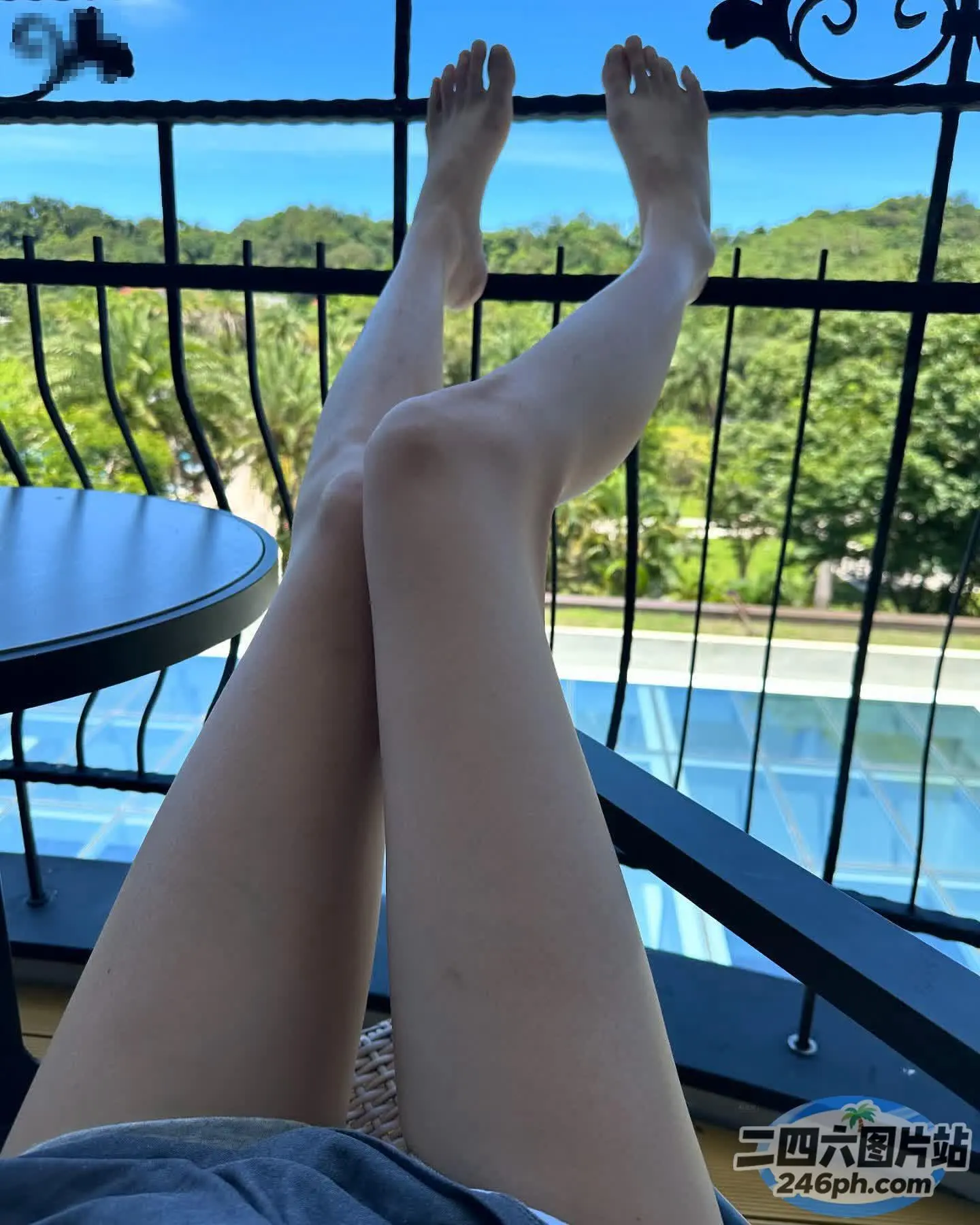 有人躺在阳台上，双脚抬起