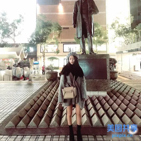 站在一男一女雕像前的女人