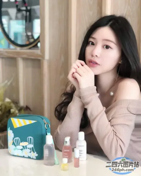 一个人拿着袋子坐在桌子旁的特写