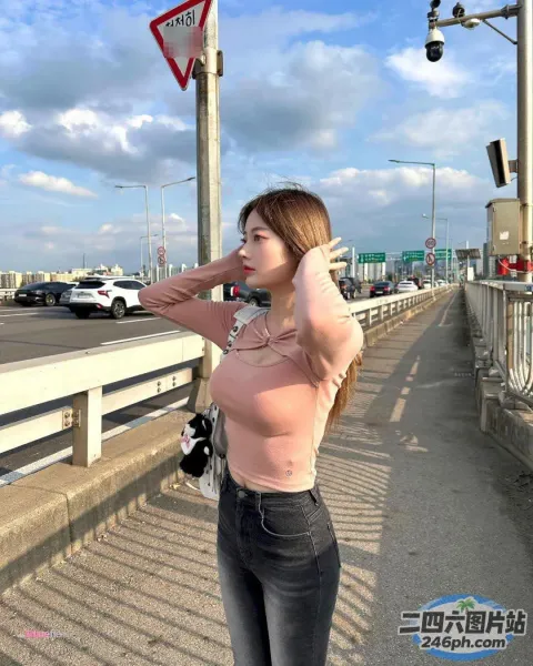 有个女人站在桥上，手放在头上