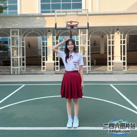 穿着校服的 arafed 女孩，手里拿着篮球架