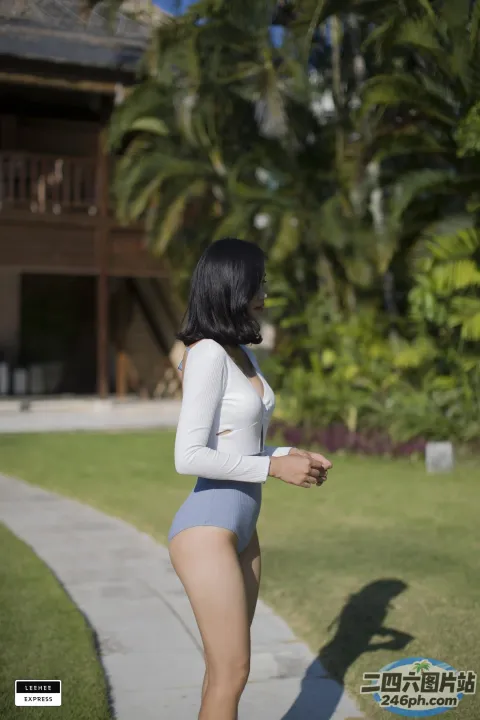 身穿白衬衫和蓝色短裤的 Araffes 站在人行道上