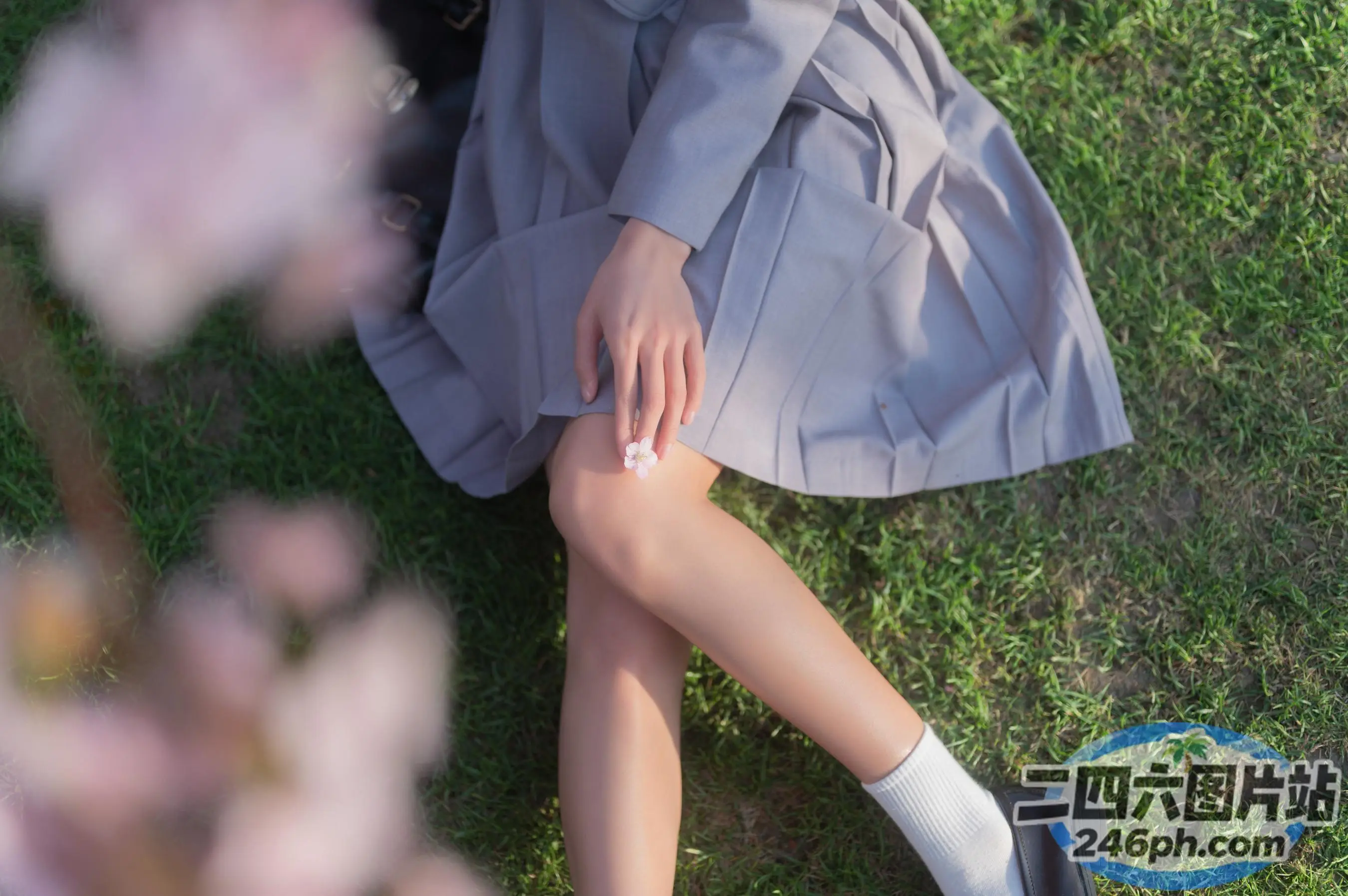 有一个女人躺在草地上