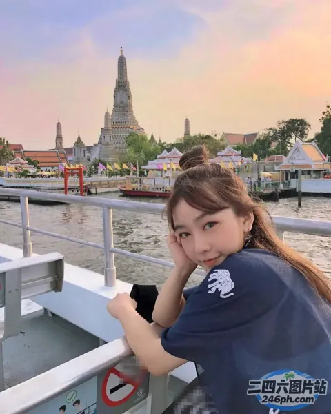 坐在城市前的船上的阿拉夫德女人