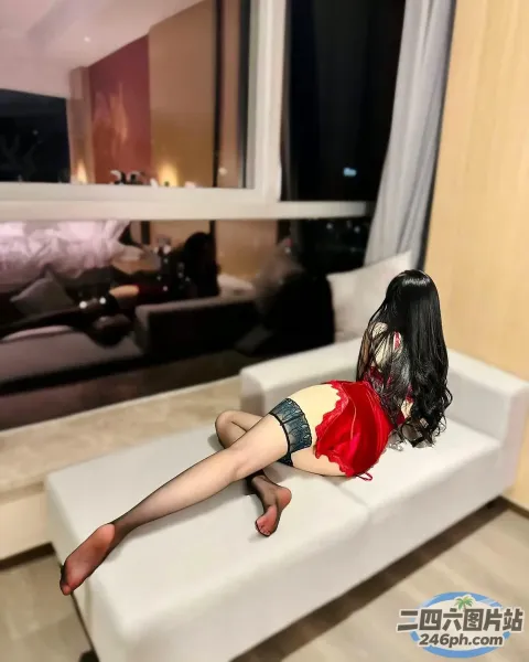 有个女人躺在客厅的沙发上
