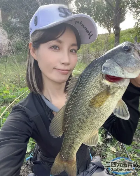 阿拉菲女人在田野里抱着一条大鱼