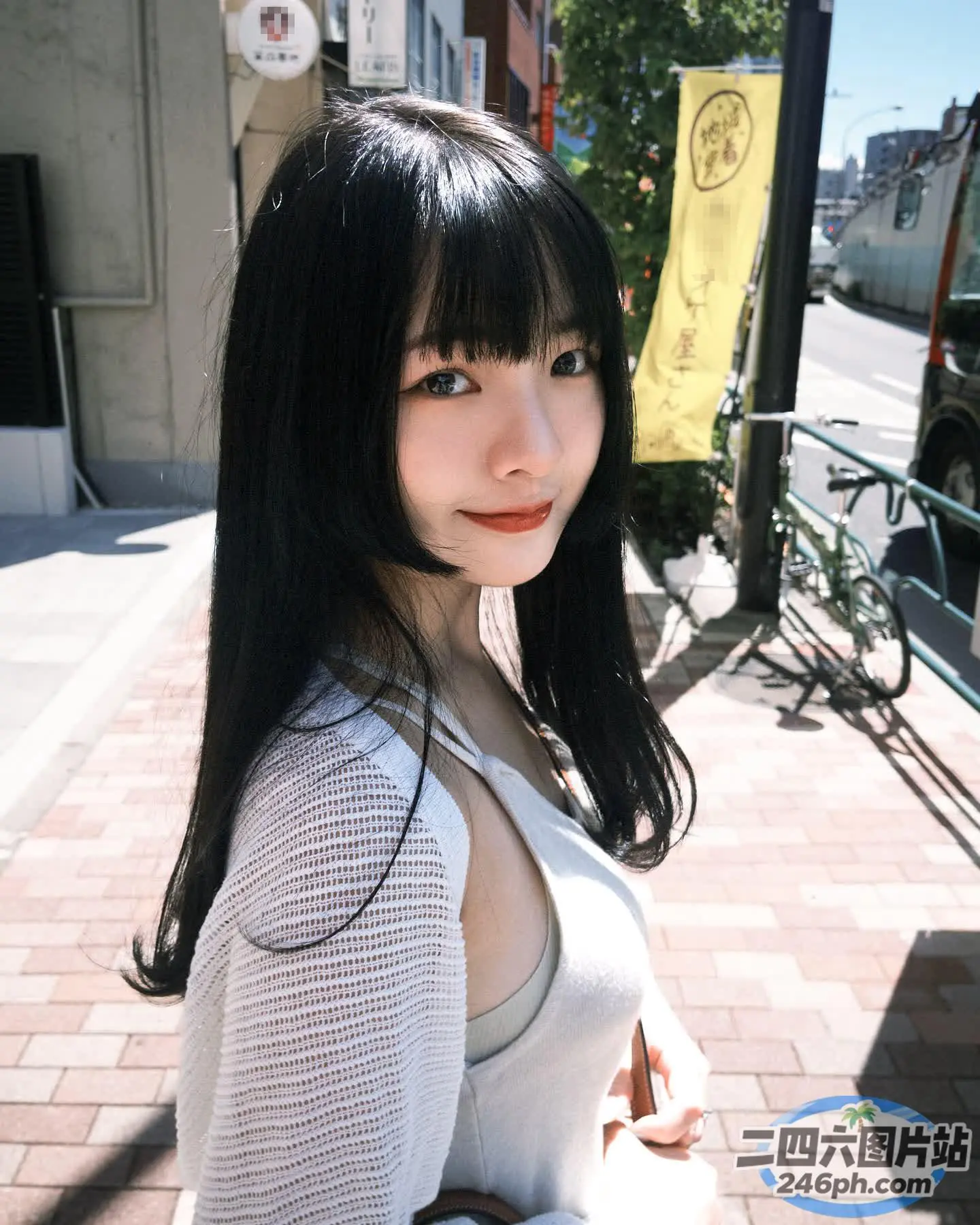 黑色长发和白色上衣的 arafed 亚洲女性