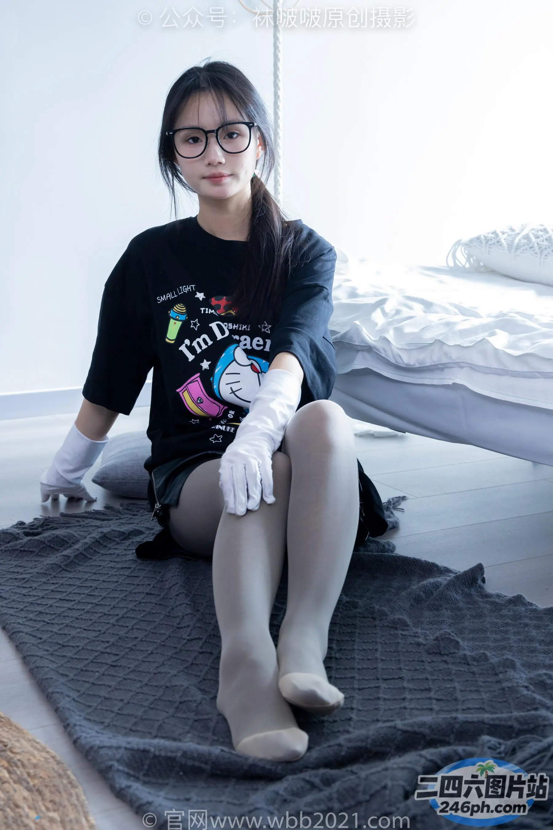 坐在床上的阿拉夫德女人，穿着黑色衬衫和白色手套