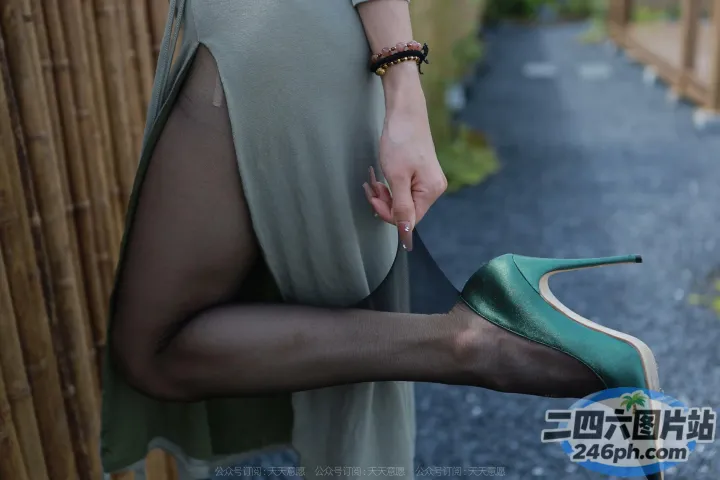 长纹裤腿和绿色高跟连衣裙