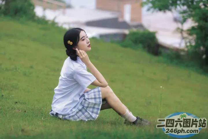有个女人坐在草地上打电话