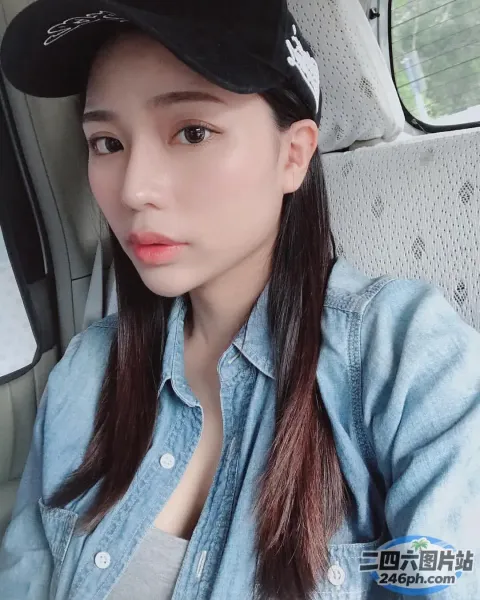 车里坐着一个戴着帽子的女人