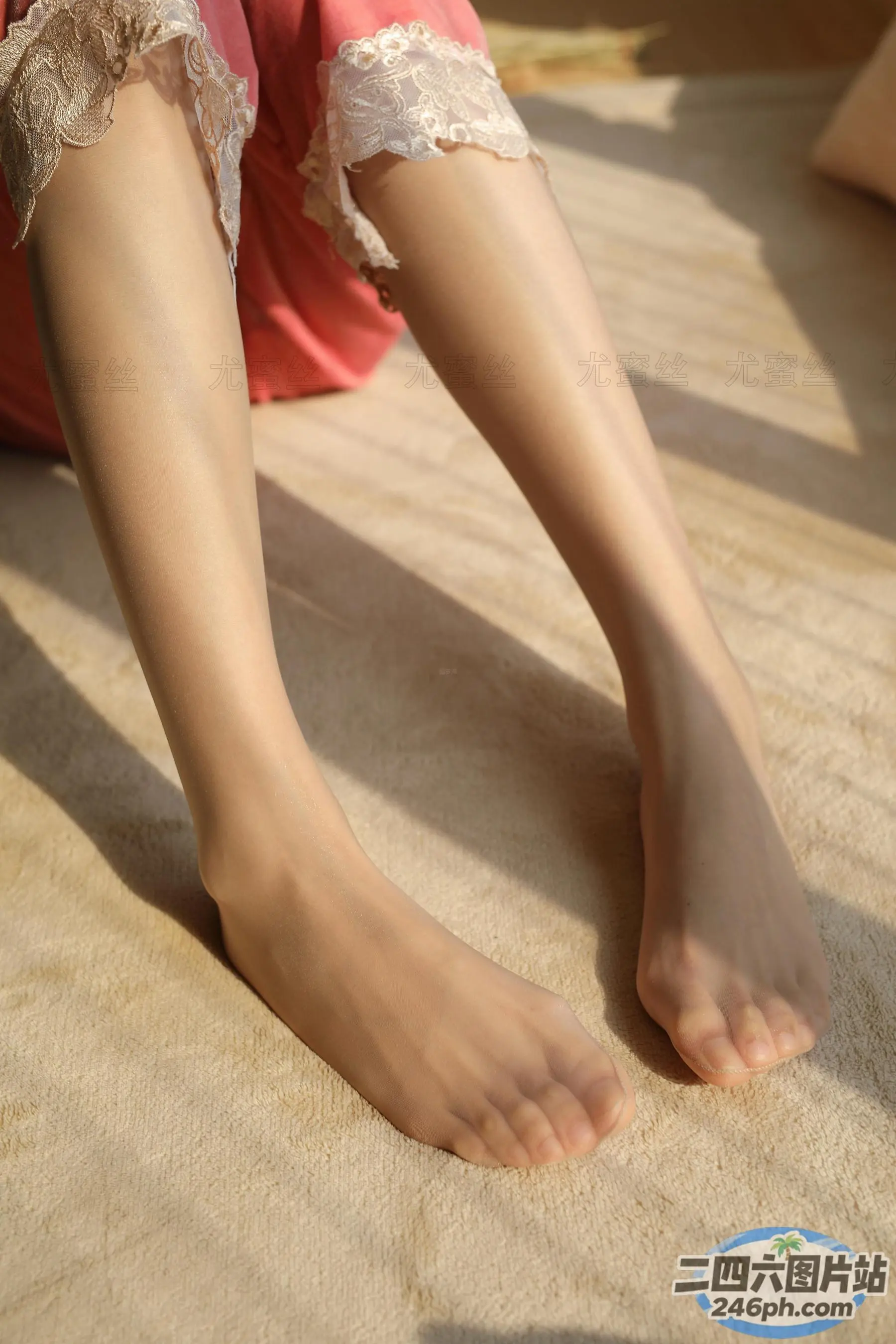 有一个女人坐在地板上，双叉