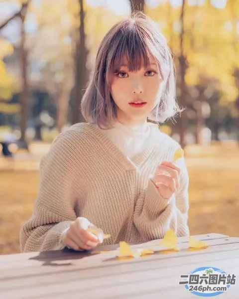 有个女人坐在桌子旁吃着一块食物