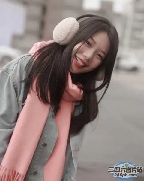 戴着粉红色围巾和白色帽子的 arafed 女人
