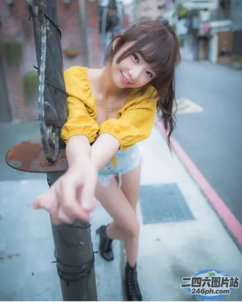 伸出手靠在杆子上的亚洲妇女