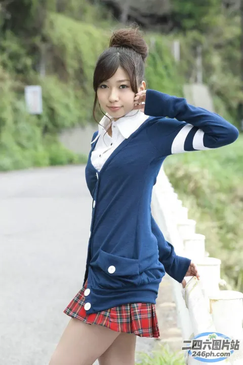 一位身穿校服的女子摆姿势拍照的特写