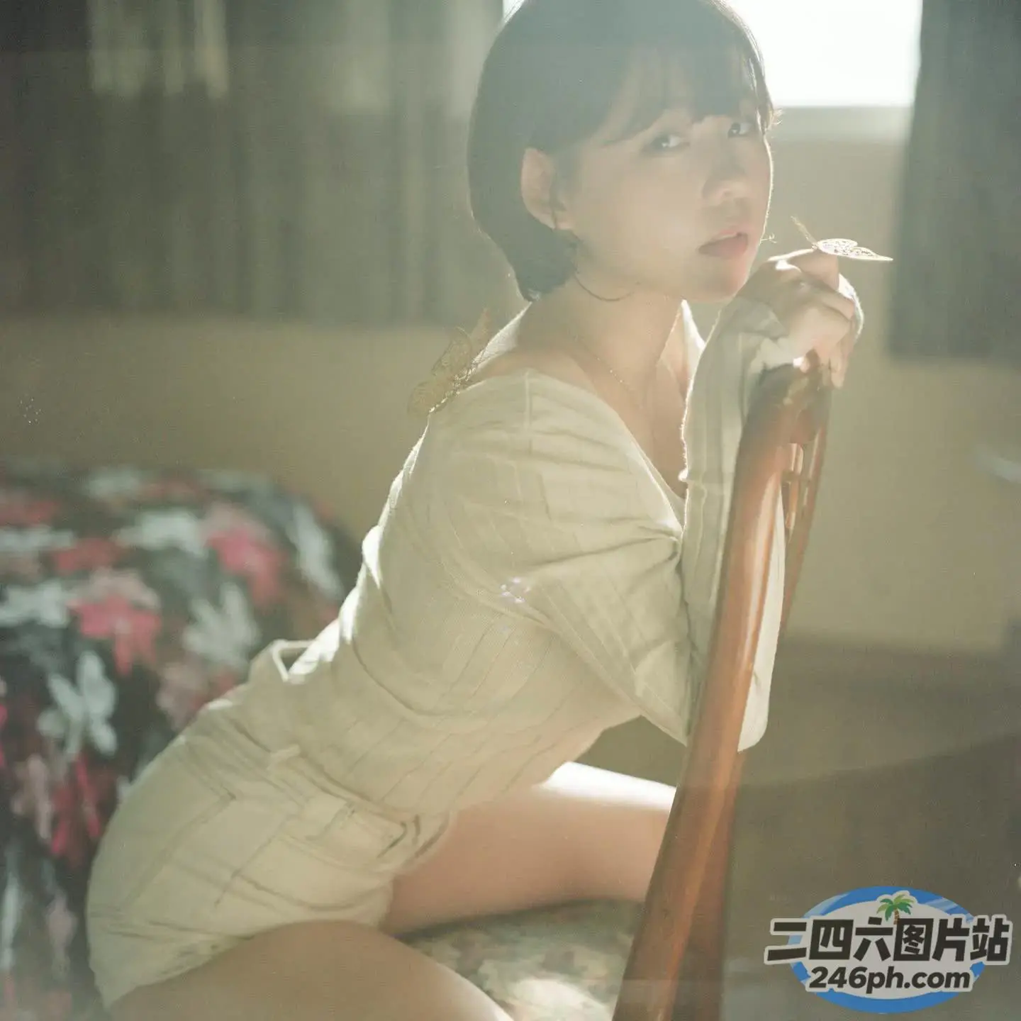 有个女人坐在椅子上，嘴里叼着香烟