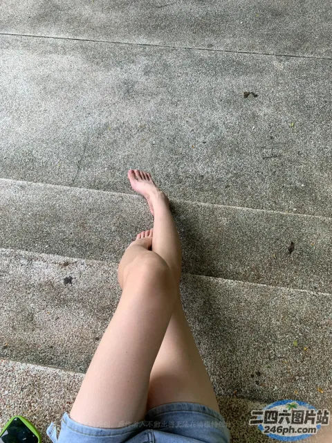 用一双鞋子在混凝土台阶上的阿拉弗腿