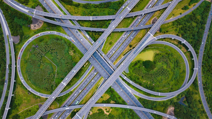 具有多车道的高速公路交叉路口的鸟瞰图