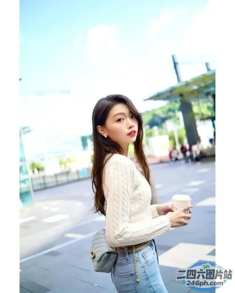 身穿白色毛衣和牛仔裤的 araffe 女子，手里拿着一杯咖啡