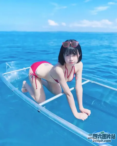 身穿红色比基尼的 arafed 亚洲女子在海洋中的船上