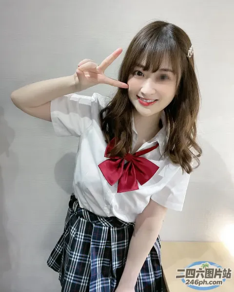 房间里有个女人举着双手摆姿势