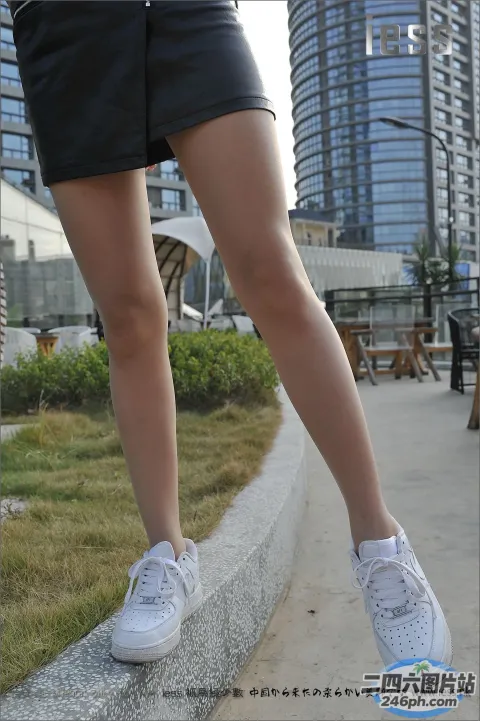 有一个女人穿着鞋子站在窗台上