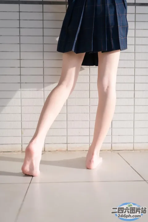 有一个穿着裙子、打着领带的女人走在瓷砖地板上