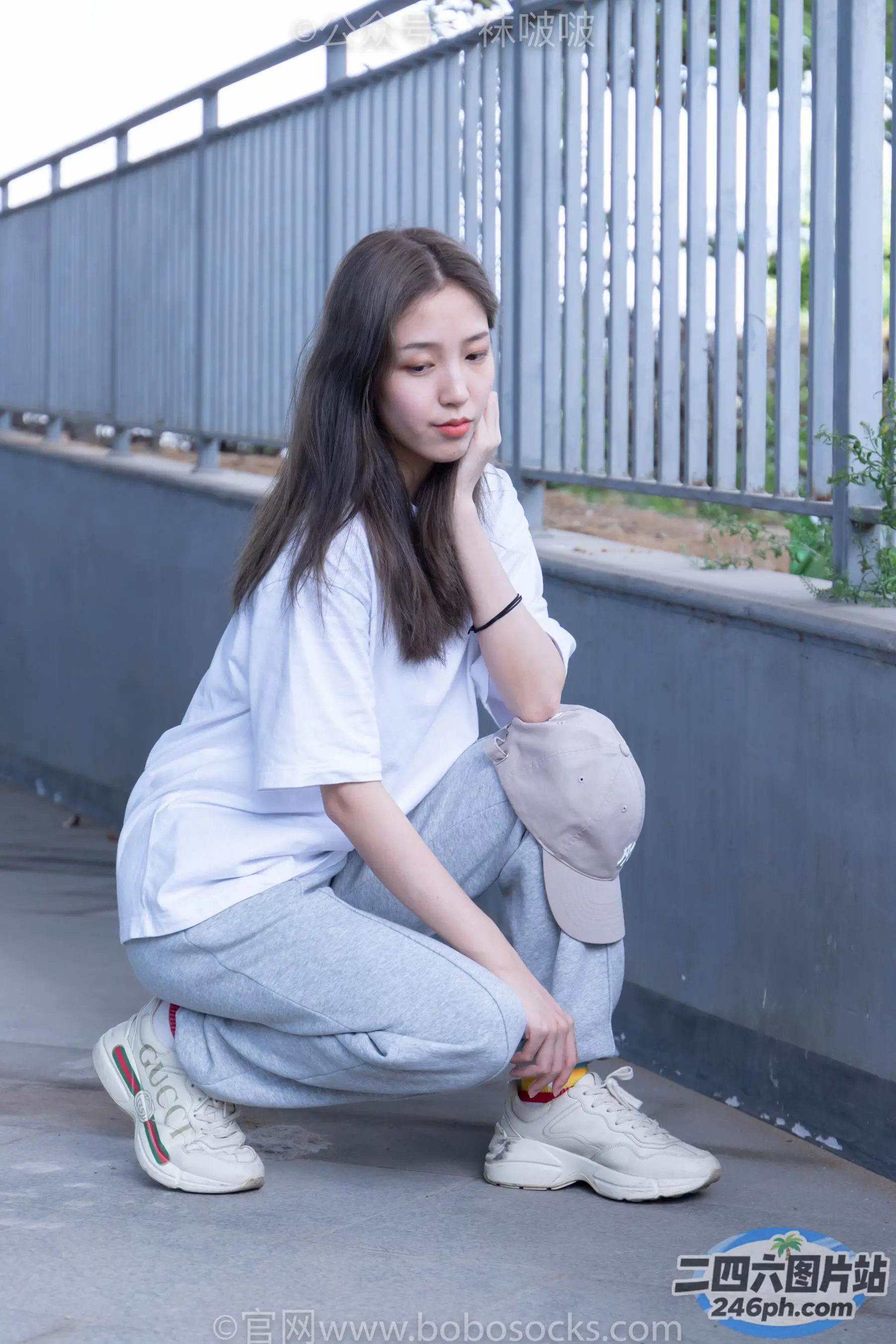 阿拉菲女孩和一只泰迪熊坐在地上